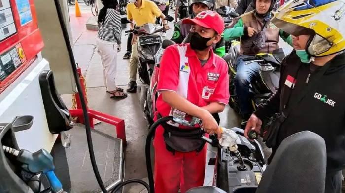 BBM NAIK - Foto Petugas SPBU Pertamina sedang melayani pembeli. Harga minya dunia naik imbas dari perang Iran Vs Israel. Bagaimana dengan harga BBM?