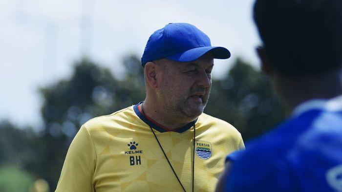 PIMPIN LATIHAN - Pelatih Persib Bandung Bojan Hodak sesi latihan di lapangan pendamping Stadion Gelora Bandung Lautan Api (GBLA) pada Senin (17/11/2025).