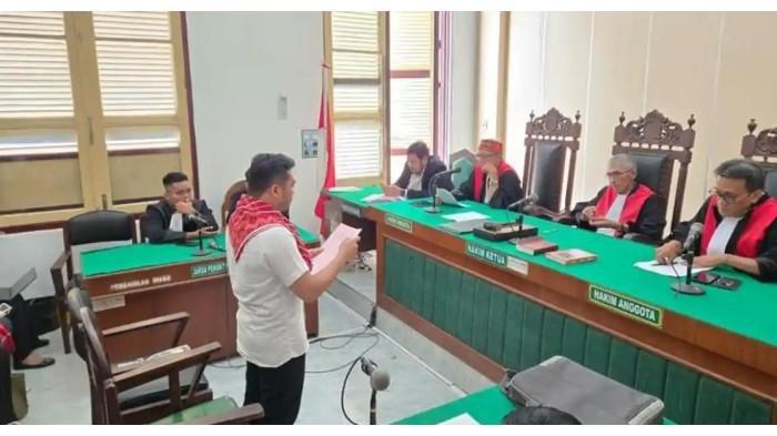 Direktur CV Promiseland, Amsal Christy Sitepu, saat membacakan pembelaan dalam sidang korupsi pembuatan website dan video profil desa di Kabupaten Karo, Rabu (4/3/2026).