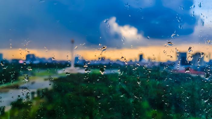 HUJAN RINGAN- Foto sebuah kaca yang tampak basah setelah terkena hujan di sore hari. Jepretan foto ini diambil di kawasan Jakarta.