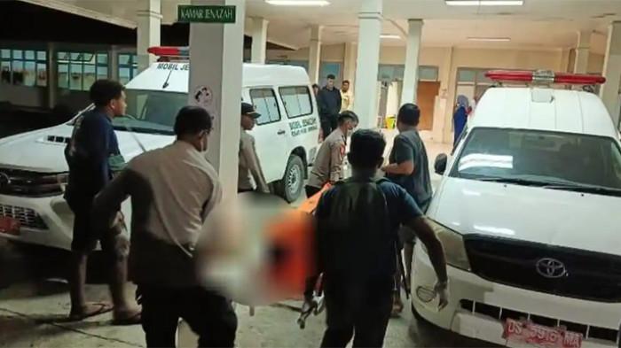 WARGA TEWAS DIPANAH - Pria berinisial BN, warga SP 12 Timika, Kabupaten Mimika, Papua Tengah ditemukan tewas mengenaskan, Minggu (29/3/2026) malam. Sebanyak 19 anak panah masih menempel di bagian belakang tubuhnya. Jenazah korban dievakuasi ke RSUD Mimika untuk penanganan lebih lanjut.