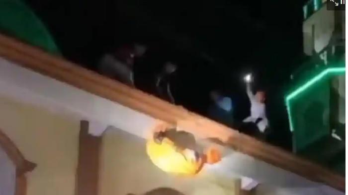 EVAKUASI JEJAZAH - Petugas mengevakuasi dua jenazah diduga pria yang ditemukan telah membusuk di atap Masjid Miftahul Jannah Desa Pangaradan, Kecamatan Tanjung, Kabupaten Brebes, Rabu (25/3/2026) malam.