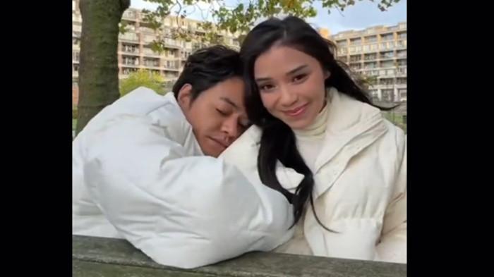 DUKA REZA ARAP - Musisi sekaligus DJ Reza Arap mengungkapkan rasa duka yang mendalam serta kerentanannya menghadapi kenyataan pahit setelah sang kekasih, Lula Lahfah meninggal dunia.