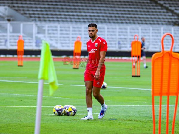 Jens Raven sedang menjalani sesi latihan bersama Timnas Indonesia di Stadion Madya, Senayan, Jakarta, Minggu (29/3/2026).