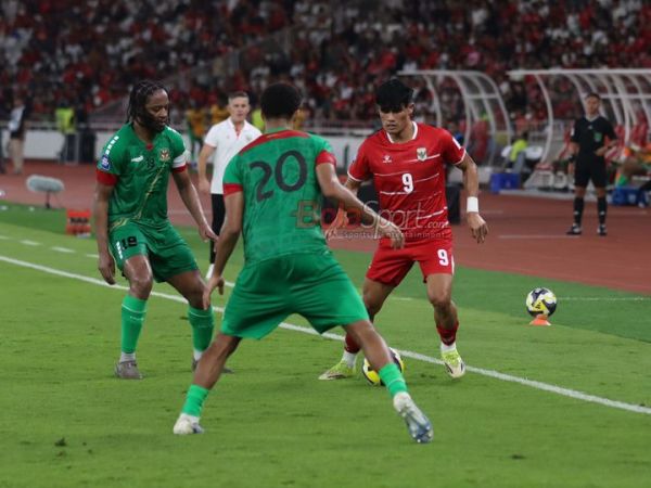 Ramadhan Sananta (kanan) sedang berusaha melewati lawannya saat bertanding dalam laga FIFA Series 2026 antara Timnas Indonesia versus Timnas Saint Kitts and Nevis di Stadion Utama Gelora Bung Karno, Senayan, Jakarta, Jumat (27/3/2026).