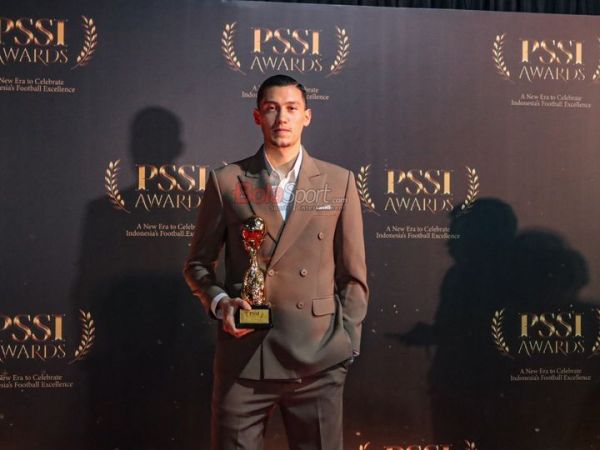 Bek Timnas Indonesia, Jay Idzes, saat hadir pada acara PSSI Awards 2026 di Studio 6 Emtek City, Daan Mogot, Jakarta Barat, Sabtu (28/3/2026).