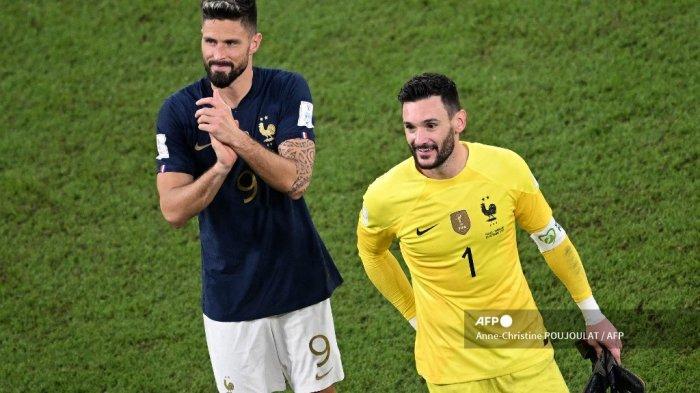 Penyerang Prancis #09 Olivier Giroud dan penjaga gawang Hugo Lloris memberi tepuk tangan kepada para penggemar pertandingan sepak bola Grup D Piala Dunia Qatar 2022 antara Prancis dan Denmark di Stadion 974 di Doha pada 26 November 2022.
