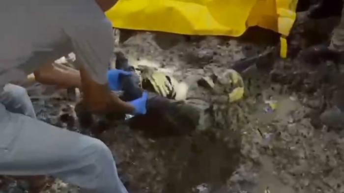 KERANGKA MANUSIA-Heboh  penemuan kerangka manusia di kawasan pesisir pantai Desa Sungai Sayang, Kecamatan Sadu, Tanjung Jabung Timur , belum lama ini.