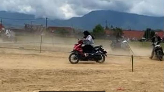 BALAP MOTOR - Potret ibu-ibu di Desa Renah Alai, Kecamatan Jangkat, Kabupaten Merangin, yang mengikuti balap motor di lapangan sepak bola desa setempat pada momen Idulftiri beberapa waktu lalu.