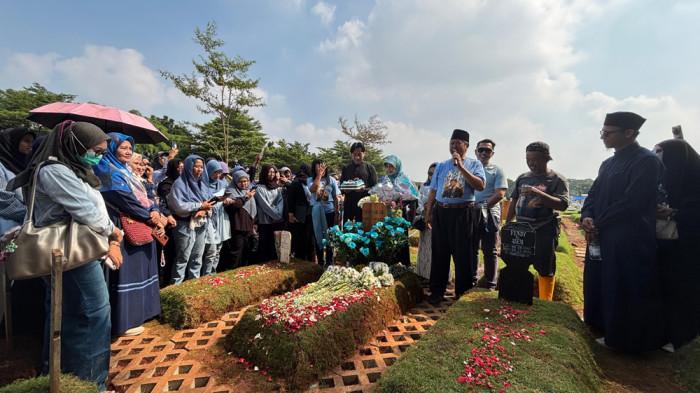 ULANG TAHUN VIDI ALDIANO - Keluarga Vidi Aldiano bersama penggemar putranya 'Vidies', menggelar acara ziarah bersama ke TPU Tanah Kusir, Jakarta Selatan, Minggu (29/3/2026) saat ulang tahun Vidi. (Ari)