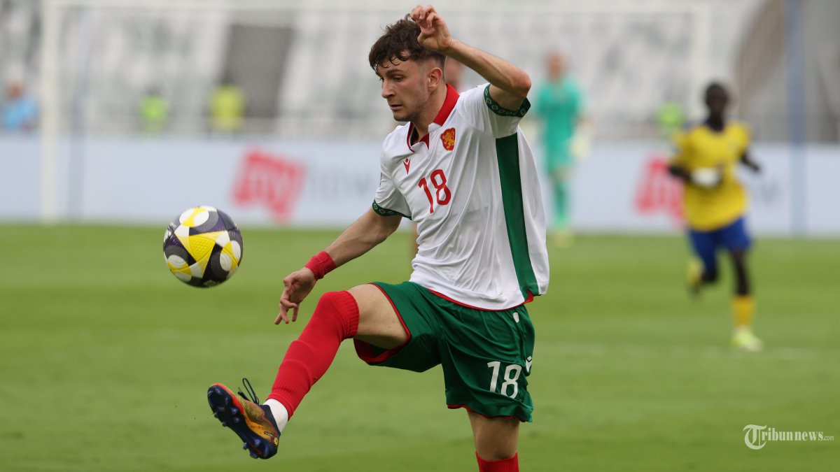 FIFA SERIES - Pesepak bola Timnas Bulgaria membawa bola saat melawan Timnas Kepulauan Solomon pada FIFA Series 2026 Jumat (27/3/2026) di Stadion Utama Gelora Bung Karno. Bulgaria menghancurkan Timnas Kepulauan Solomon dengan skor 10-2, difoto menggunakan Canon EOS R5 Mark II. TRIBUNNEWS/HERUDIN