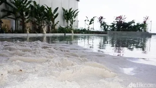 Trans Hotel Jakarta di kawasan Cibubur melakukan soft opening pada Maret 2026 dengan menghadirkan fasilitas mewah bagi para tamu. Salah satu fasilitas utama yang menjadi daya tarik adalah infinity pool dengan konsep pantai pasir putih yang dirancang menyerupai suasana pantai.