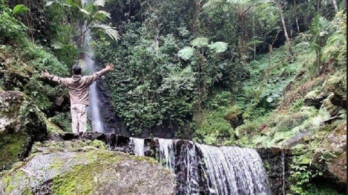 WISATA KARANGANYAR - Pengunjung berada di kawasan Air Terjun Parang Ijo Desa Girimulyo Kecamatan Ngargoyoso Kabupaten Karanganyar, Sabtu (17/6/2023) siang. Berikut rekomendasi wisata alam dekat Solo, Jawa Tengah.