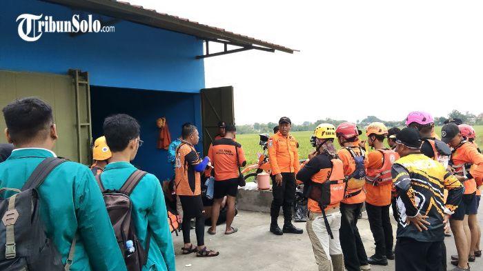 PENCARIAN - Proses pencarian bocah hilang. Seorang bocah berusia 8 tahun, Faiz Khourun Nizam, dilaporkan hilang pada Minggu (29/3/2026) dini hari dan diduga tenggelam di Sungai DAM Colo, Desa Nangsri, Karanganyar.