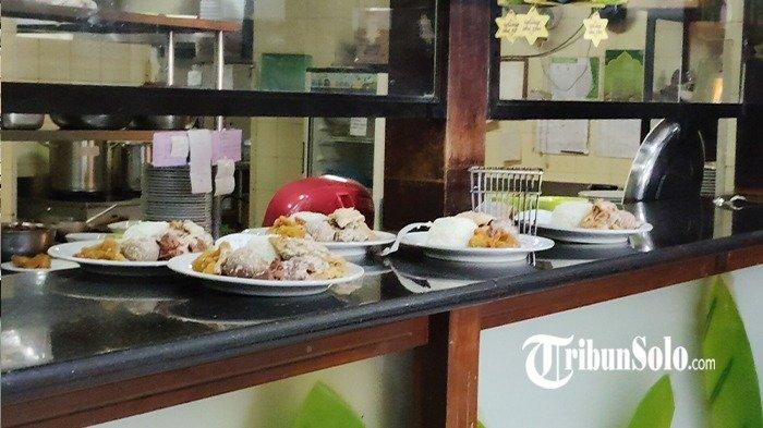 RUMAH MAKAN ADEM AYEM - Hidangan Gudeg di Rumah Makan Adem Ayem Solo di Jalan Slamet Riyadi, Kota Solo, Senin (31/3/2025). Rumah makan legendaris di Kota Solo ini dibanjiri pengunjung pada hari pertama Lebaran 2025. 