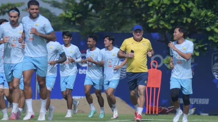 PERSIB memulai persiapan menghadapi pertandingan lanjutan Super League 2025/26 di Lapangan Pendamping Gelora Bandung Lautan Api (GBLA), Rabu, 25 Maret 2026. Setelah jeda internasional yang bertepatan dengan Hari Raya Idulfitri, PERSIB akan menghadapi Semen Padang pada laga pekan ke-26 di Stadion Haji Agus Salim Padang, Minggu, 5 April 2026.