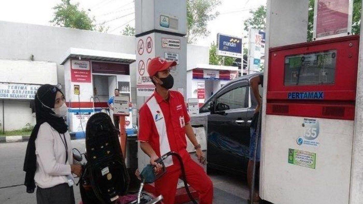 Ilustrasi isi bensin di SPBU, akan dilarang bagi penunggak pajak mulai 2024 berlaku di dua provinsi.