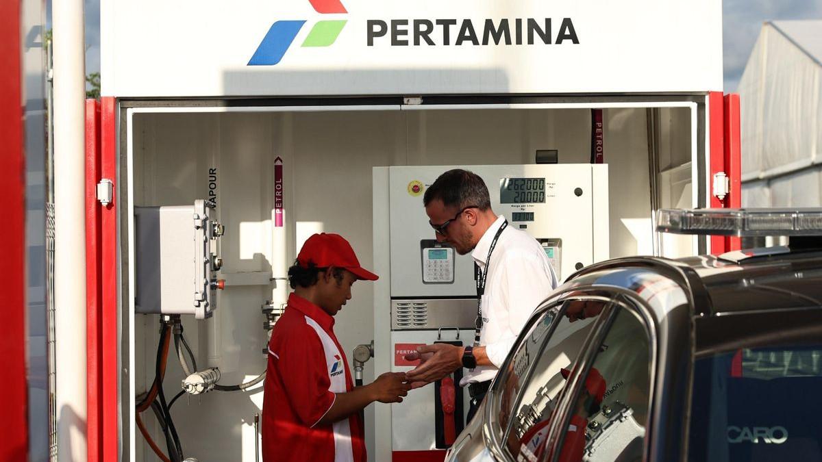 KABAR PERANG - Safety Car MotoGP Mandalika mengisi Pertamax Turbo di SPBU Modular Pertamina, Jumat (3/10/2025).
