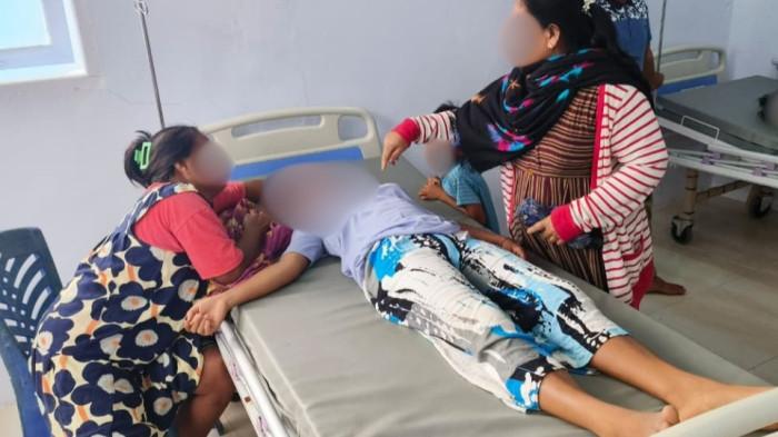 KERACUNAN MAKANAN - Sebanyak tujuh orang warga Desa Karama, Kecamatan Kalumpang, Kabupaten Mamuju, Sulawesi Barat, dilarikan ke puskesmas usai mengalami gejala keracunan pada Minggu (29/3/2026). Mereka dilarikan ke puskesmas usai diduga konsumsi daging anjing atau RW