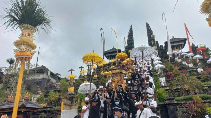 MELASTI - Ribuan orang mengiringi ritual melasti serangkaian Upacara Tawur Tabuh Gentuh dan Karya Ida Bhatara Turun Kabeh di Pura Agung Besakih Karangasem digelar, Selasa (15/3) pagi.