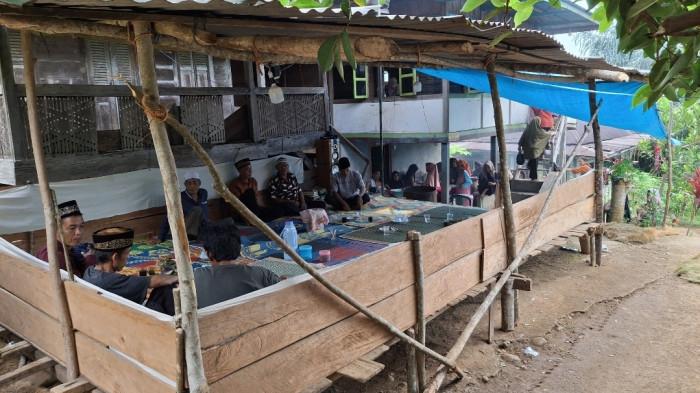 KECELAKAAN - Suasana rumah Jahari salah satu korban kecelakaan mobil pengantar pengantin ramai dikunjungi warga yang turut berduka cita di Desa Sekayun Mudik Kecamatan Bang Haji, Bengkulu Tengah, Senin (30/3/2026). Jumlah korban meninggal dunia dalam kecelakaan mobil L300 yang membawa rombongan pengantar pengantin di Kecamatan Bang Haji, Bengkulu Tengah, bertambah menjadi tiga orang.