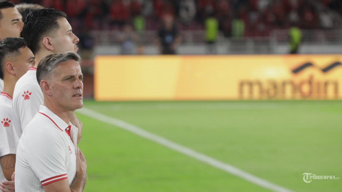 FIFA SERIES - Pelatih Timnas Indonesia John Herdman bersama pesepak bola Timnas Indonesia menyanyikan lagu Indonesia Raya sebelum melawan Timnas St Kitts and Nevis pada laga FIFA Series di Stadion Gelora Bung Karno, Senayan, Jakarta, Jumat (27/3/2026). TRIBUNNEWS/IRWAN RISMAWAN