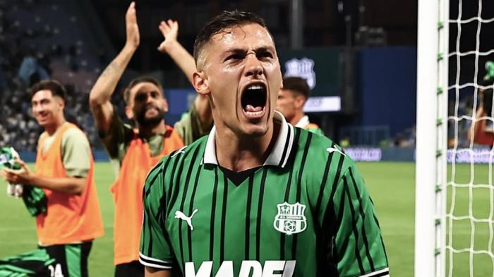 BERSELEBRASI - Selebrasi bek Timnas Indonesia, Jay Idzes saat berhasil mengantarkan timnya Sassuolo mengalahkan Lazio 1-0, pada giornata ketiga Liga Italia, Minggu (14/9/2025).