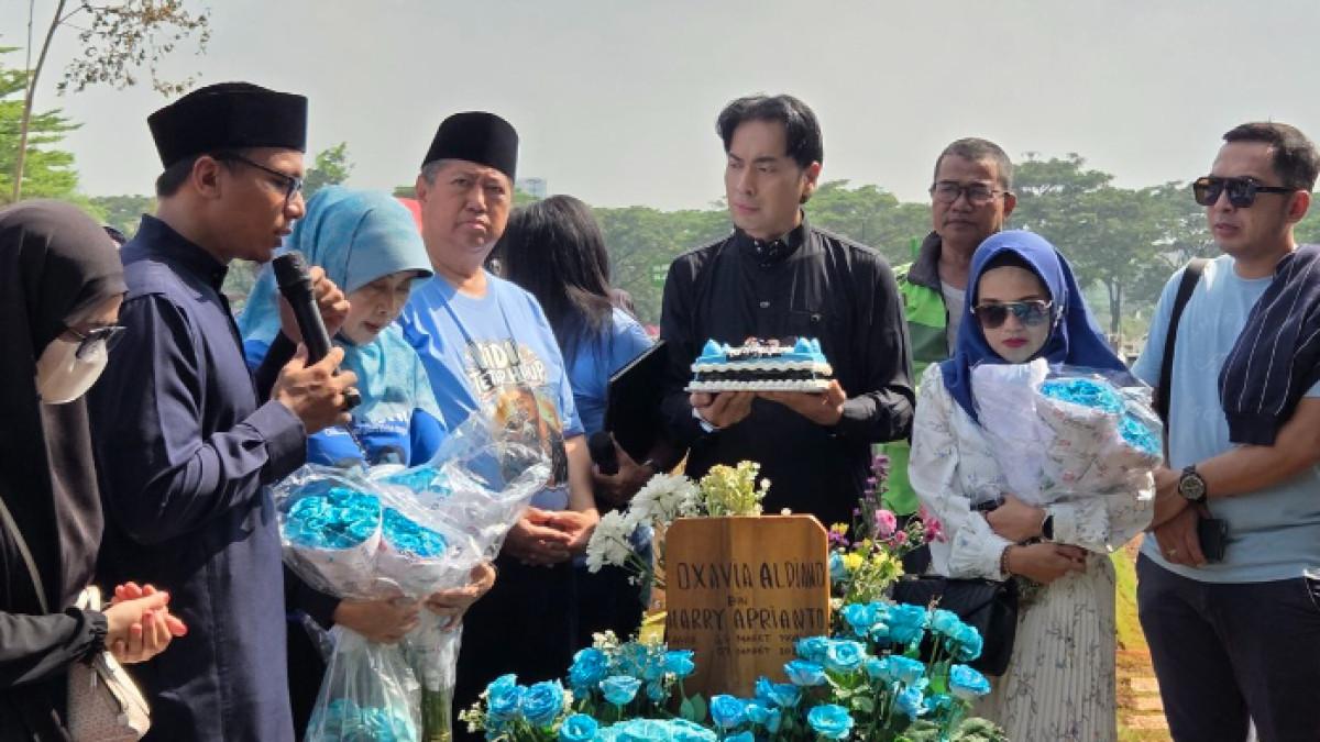 KEPERGIAN VIDI ALDIANO - Suasana acara doa bersama dalam peringatan hari lahir penyanyi Vidi Aldiano di TPU Tanah Kusir, Minggu (29/3/2026). Orangtua Vidi Aldiano potong kue di makam bersama para fans almarhum.