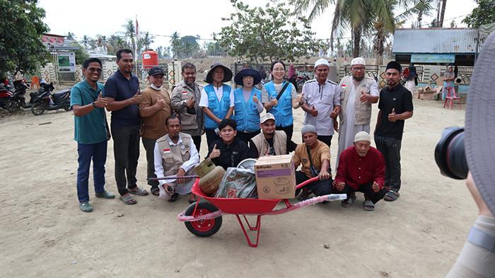 FOTO BERSAMA - Foto bersama Forum Dakwah Perbatasan (FDP) bekerja sama dengan Join Together Society (JTS) Korea setelah menyalurkan bantuan perangkat kebersihan bagi sekitar 1.000 lebih kepala keluarga warga terdampak banjir di Kabupaten Pidie Jaya (Pijay) dan Bireuen.