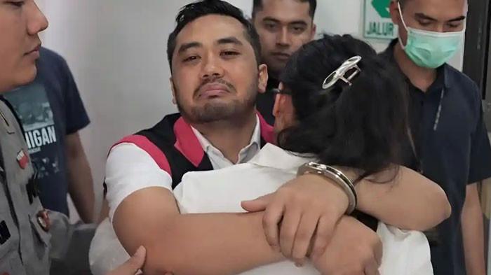 KASUS VIDEOGRAFER - Amsal Christy Sitepu, seorang pekerja kreatif sekaligus videgrafer dituduh melakukan mark up anggaran video profil desa. Amsal mematok jasa pembuatan video profil desa Rp30 juta per video. Namun angka tersebut dinilai inspektorat harga jasa per video ada di angka Rp24 juta. Amsal mengadu ke DPR untuk mencari keadilan. Ia mempertanyakan kenapa tidak ditolak jika harga kemahalan bukan malah dirinya dipenjara, Senin (30/3/2026).