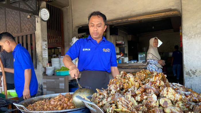 GULE DAN TONGSENG - Sejumlah karyawan Sate Klathak Pak Pong sedang memasak menu tengkleng dan tongseng di Sate Klathak Pak Pong Pusat, Jalan Sultan Agung Nomor 18, Jejeran II, Kalurahan Wonokromo, Kapanewon Pleret, Kabupaten Bantul, Daerah Istimewa Yogyakarta pada Senin (30/3/2026) siang.