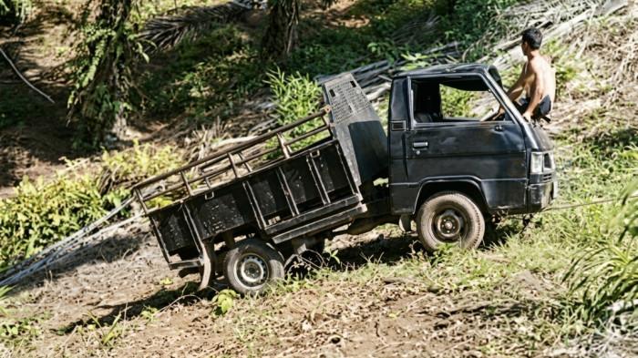 KECELAKAAN - Momen mobil L300 yang masuk jurang sedang dievakuasi warga dengan cara ditarik menggunakam tali, Minggu (29/3/2026). Sebuah mobil jenis Mitsubishi L300 yang membawa rombongan pengantar pengantin masuk ke jurang di Desa Layang Lekat, Kecamatan Bang Haji, Kabupaten Bengkulu Tengah, Minggu (29/3/2026) sekitar pukul 09.00 WIB.
