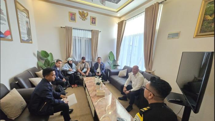 PENGGELAPAN UANG - Momen Personel Subdit II Subdit Fismondev Ditreskrimsus Polda Sumut menangkap Andi Hakim Febriansyah, tersangka penggelapan uang jemaah gereja senilai Rp 28 Miliar, Senin (30/3/2026). Polisi masih melakukan pemeriksaan terhadap Andi.