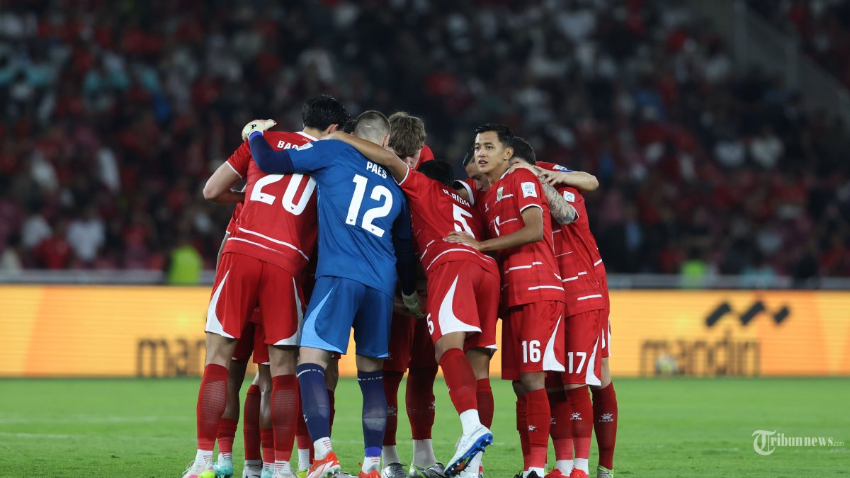 FIFA SERIES - Pesepak bola Timnas Indonesia saling memberikan semangat sebelum melawan Timnas ST Kitts and Nevis pada FIFA Series 2026 Jumat (27/3/2026) di Stadion Utama Gelora Bung Karno. Timnas Indonesia sementara unggiul 2-0 pada babak pertama,difoto menggunakan Canon EOS R5 Mark II TRIBUNNEWS/HERUDIN