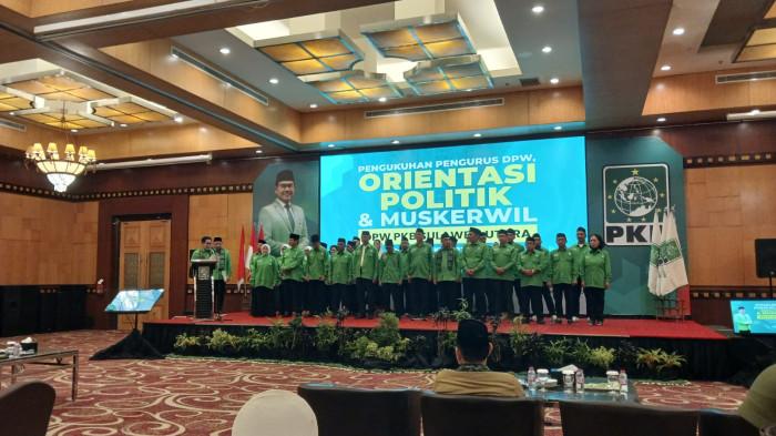 PKB SULUT - Pengurus Dewan Pimpinan Wilayah Partai Kebangkitan Bangsa (DPW PKB) Sulawesi Utara masa bakti 2026–2031 dikukuhkan dalam rangkaian kegiatan di Swiss-Belhotel Maleosan Manado, Senin (30/3/2026). Prosesi pengukuhan ditandai dengan pembacaan Surat Keputusan (SK) Dewan Pimpinan Pusat (DPP) PKB oleh Wakil Ketua Komisi X DPR RI sekaligus Ketua DPW PKB Nusa Tenggara Barat, Lalu Hadrian Irfani.
