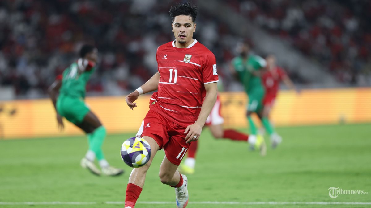 FIFA SERIES - Pesepak bola Timnas Indonesia Ragnar Oratmangoen membawa bola saat melawan Timnas ST Kitts and Nevis pada FIFA Series 2026 Jumat (27/3/2026) di Stadion Utama Gelora Bung Karno. Timnas Indonesia sementara mengandaskan perlawanan St Kitts and Nevis dengan skor 4-0,difoto menggunakan Canon EOS R5 Mark II TRIBUNNEWS/HERUDIN