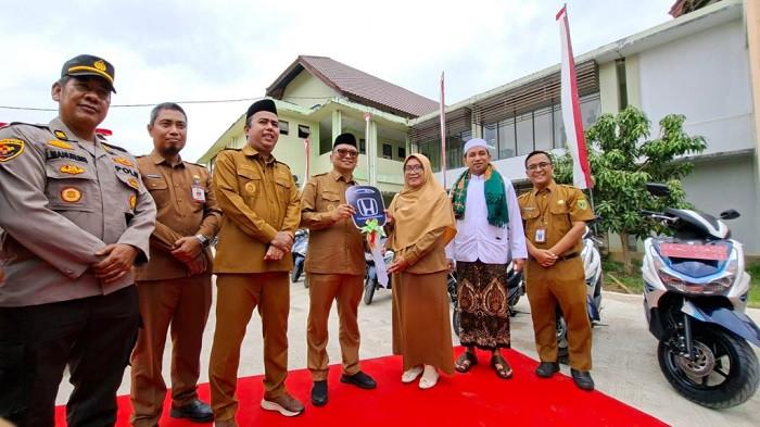 Bupati Tabalong HM Noor Rifani, secara simbolis serahkan sepeda motor dinas untuk seluruh dokter yang bertugas di IGD RSUD H Badaruddin Kasim.Senin (30/.3/2026) siang.