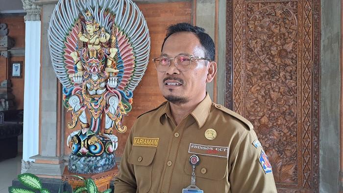 BERI KETERANGAN - Kepala Dinsos Buleleng, Putu Kariaman Putra saat memberi keterangan ihwal kasus dugaan kekerasan seksual dan penganiayaan di salah satu panti asuhan. Senin (30/3).