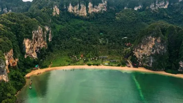 Pantai Tonsai di Krabi, Thailand Pantai Tonsai di Krabi, Thailand