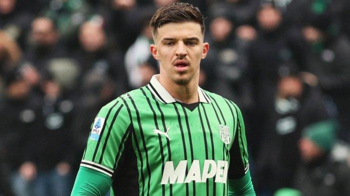 ANCAMAN ITALIA - Bek Sassuolo, Tarik Muharemovic saat bermain di Liga Italia Serie A musim 2025/2026. Pemain asal Bosnia Herzegovina ini akan menjadi ancaman nyata bagi Timnas Italia jelang pertemuan di fase playoff Kualifikasi Piala Dunia 2026, Rabu (1/4/2026).
