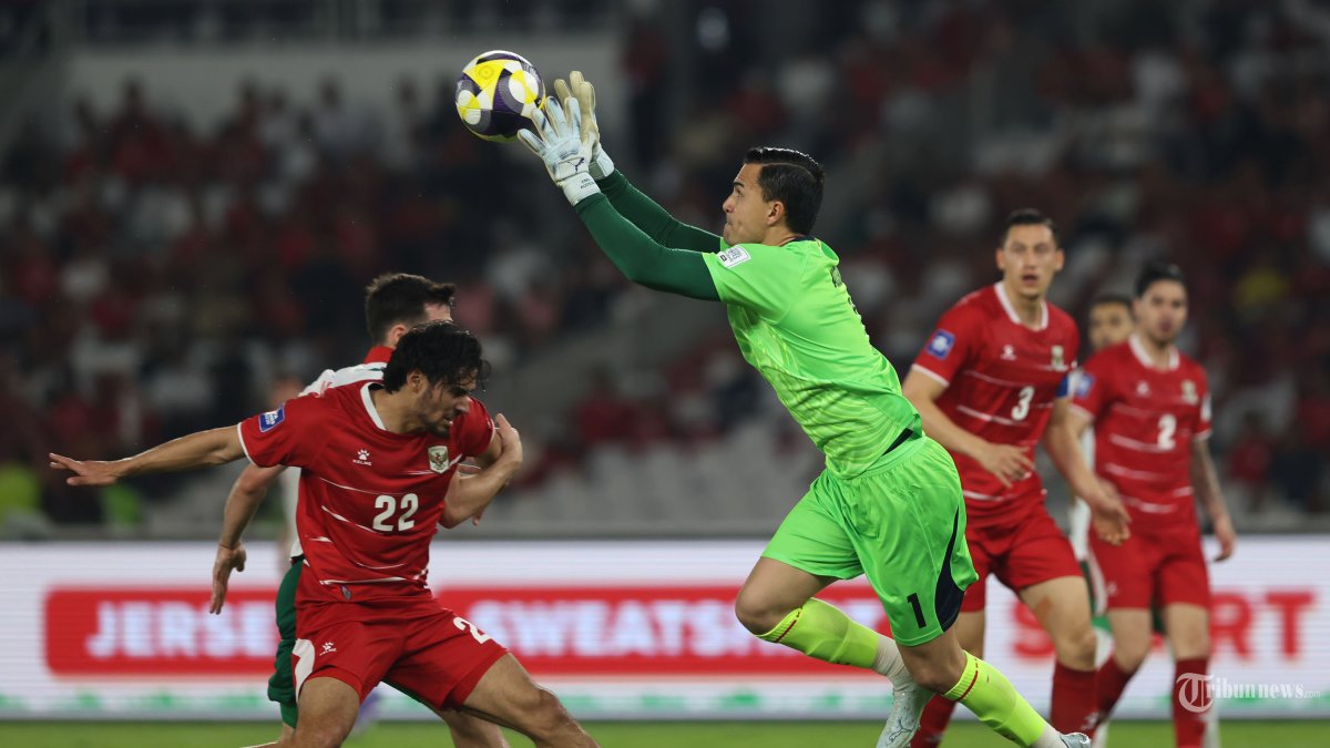 FIFA SERIES - Kiper Timnas Indonesia, Emil Audero menangkap bola saat melawan Timnas Bulgaria pada FIFA Series 2026 di Stadion Utama Gelora Bung Karno (SUGBK) Jakarta, Senin (30/3/2026). Timnas Indonesia sementara tertinggal 1-0 di babak pertama, difoto menggunakan Canon EOS R5 Mark II