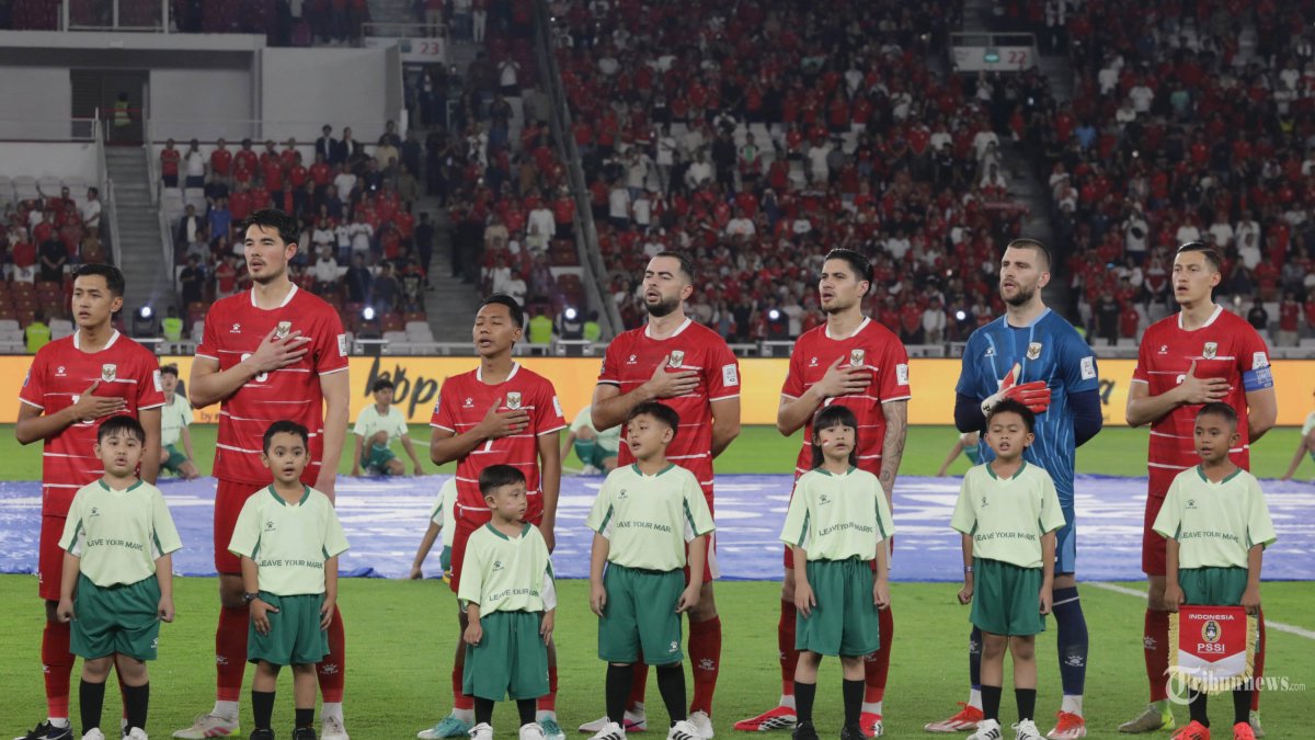 FIFA SERIES - Pesepak bola Timnas Indonesia menyanyikan lagu Indonesia Raya sebelum melawan Timnas St Kitts and Nevis pada laga FIFA Series di Stadion Gelora Bung Karno, Senayan, Jakarta, Jumat (27/3/2026). TRIBUNNEWS/IRWAN RISMAWAN