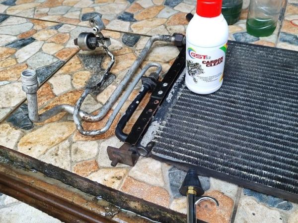 Ilustrasi pembersihan kondensor AC mobil