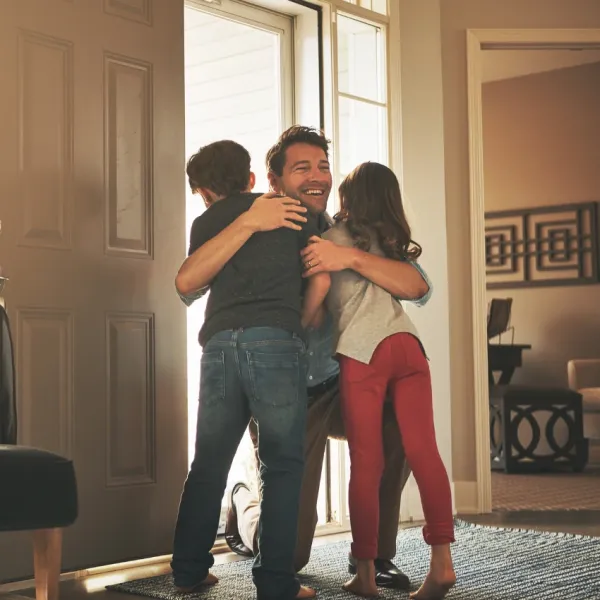 वडिलांना मिठी मारणाऱ्या मुलांना हे माहित असणे आवश्यक आहे की काहीवेळा आधी जाऊ देणे योग्य आहे