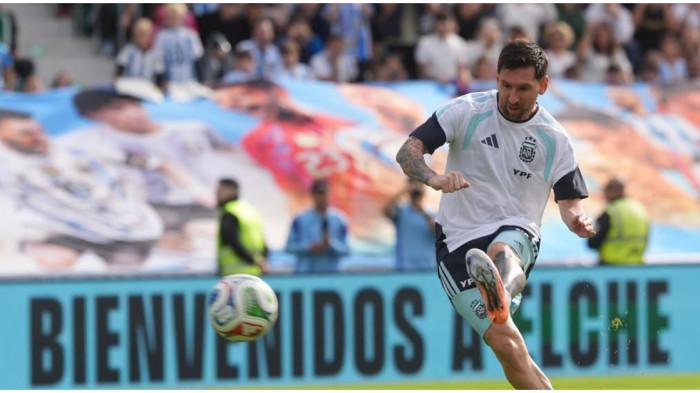 MESSI LATIHAN - Pemain Timnas Argentina, Lionel Messi, saat mengikuti sesi latihan terbuka di Stadion Martinez Valero, Spanyol.