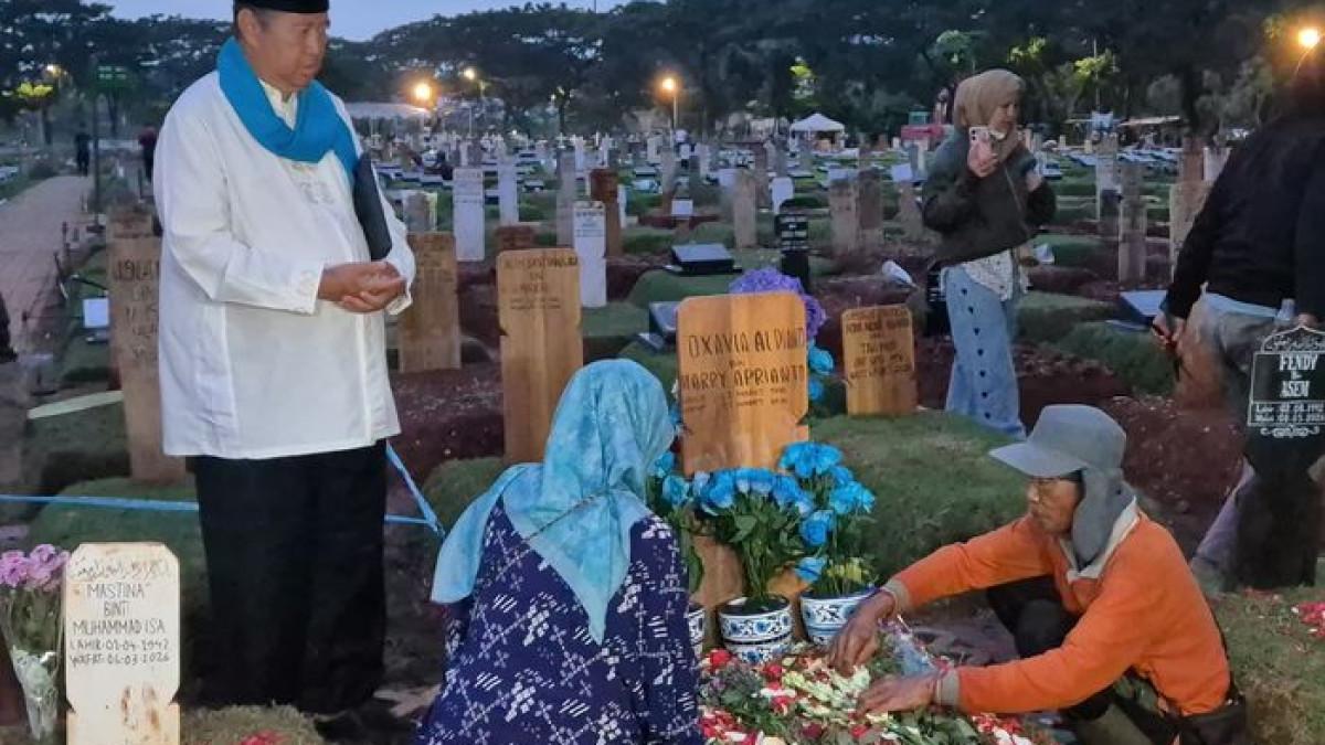 MAKAM VIDI ALDIANO - Orang tua Vidi Aldiano, Harry Kiss dan Besbarini berziarah di TPU Tanah Kusir, Jakarta Selatan, Sabtu (28/3/2026). Besbarini menghias makam Vidi Aldiano dengan vas biru di hari ulang tahun sang putra
