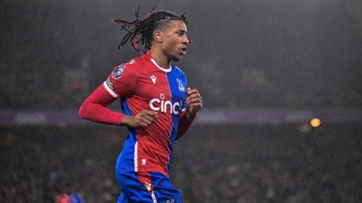 Potret Michael Olise, sayap kanan Crystal Palace sedang berlaga di lapangan.