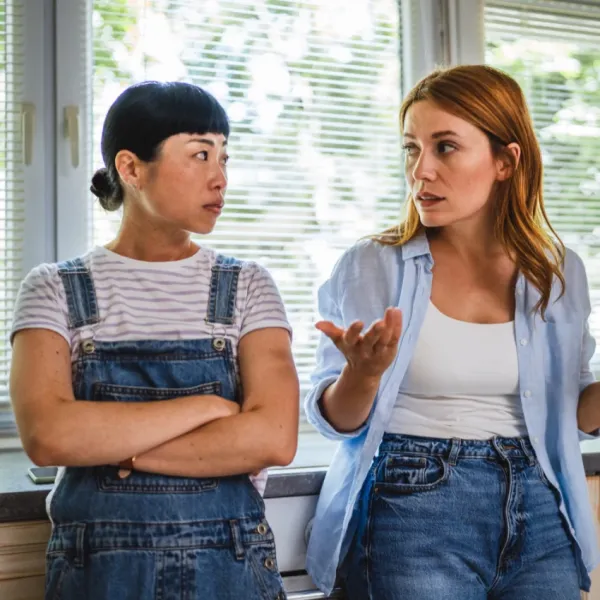 ज्या स्त्रिया आई झाल्यानंतर मित्र बनण्यासाठी धडपडत आहेत