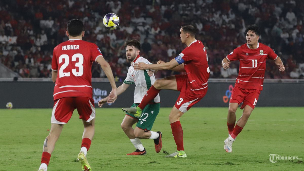 FIFA SERIES 2026 - Tiga pesepak bola Timnas Indonesia menghalangi serangan pesepak bola Bulgaria Christian Stoyanov saat laga final FIFA Series 2026 di Stadion Utama Gelora Bung Karno (SUGBK), Senayan, Jakarta Selatan, Senin (30/3/2026). Indonesia harus menerima kekalahan pada laga tersebut dengan skor 1-0 sehingga membuat Indonesia meraih juara kedua pada FIFA Series 2026. Tribunnews/Jeprima