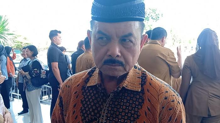 HUKUM ADAT - Ketua Lembaga Kerapatan Adat Alam Minangkabau (LKAAM) Sumatera Barat, Fauzi Bahar, memberikan keterangan kepada awak media di Padang, Senin (30/3/2026). Ia menyampaikan rencana penerapan sanksi pidana adat sebagai langkah menindak pelanggaran norma sosial yang dinilai belum sepenuhnya terjangkau hukum positif, sekaligus mendorong penguatan peran adat dalam menjaga nilai-nilai masyarakat Minangkabau.